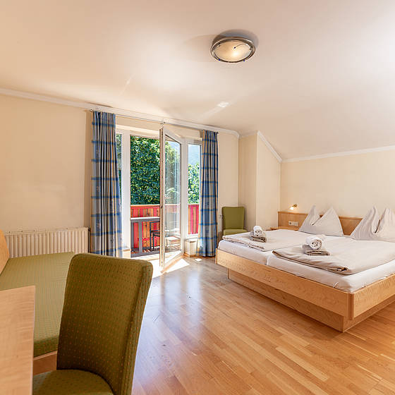 Lebhaftes Dreibettzimmer im Landhaus der Metzgerstub'n in Salzburg