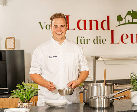 Sepp Sampl jun. beim Kochen in der Metzgerstub'n in Salzburg