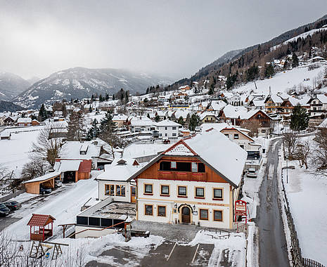 Außenansicht Hotel Metzgerstub'n bei Schnee