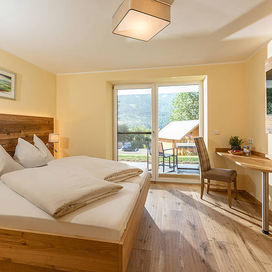 Modernes Doppelzimmer der Metzgerstub'n mit Ausblick in St. Michael im Lungau