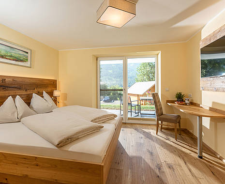 Modernes Doppelzimmer der Metzgerstub'n mit Ausblick in St. Michael im Lungau