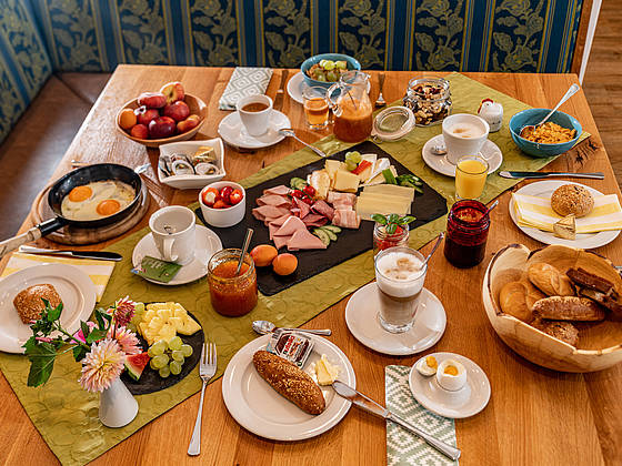 Frühstückstisch in der Metzgerstubn.