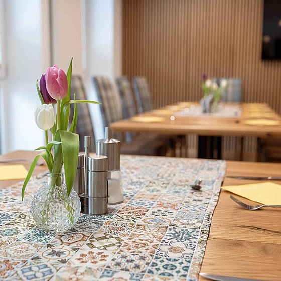 Detailaufnahme einer Tulpe am Tisch im Restaurant Metzgerstubn.