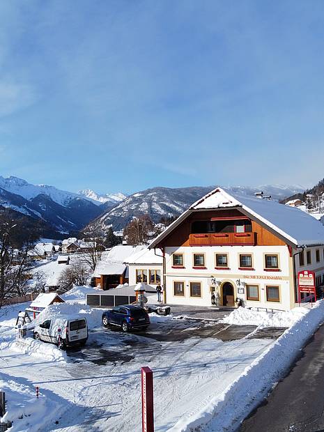 Das Stammhaus der Metzgerstub'n im Winter