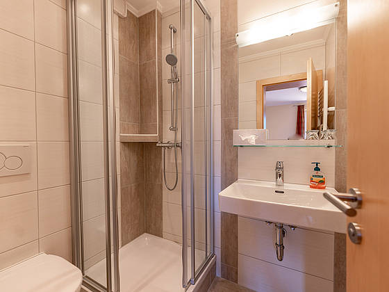 Badezimmer im Doppelzimmer in der Metzgerstub'n in Salzburg