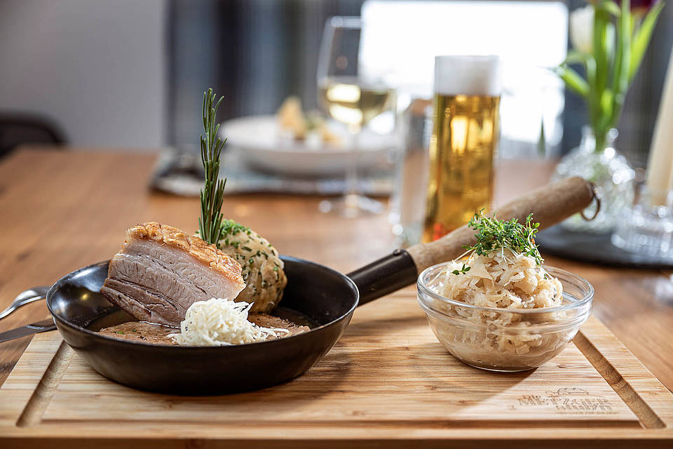Schweinebraten mit einem Bier in der Metzgerstubn.