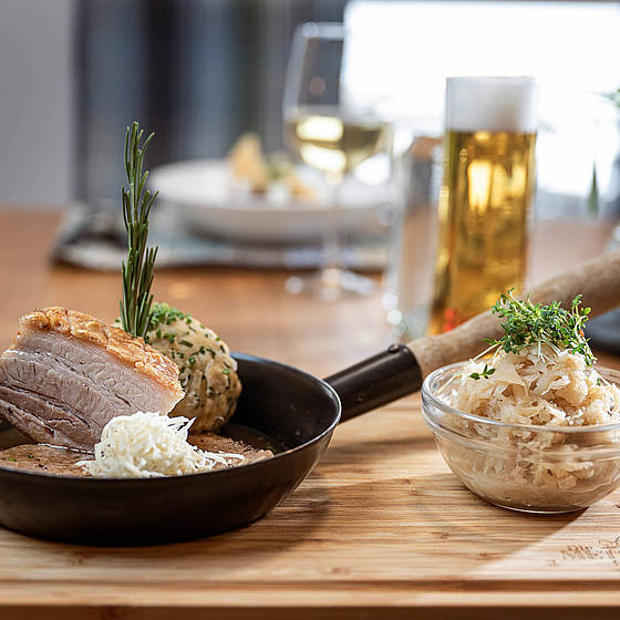 Schweinebraten mit einem Bier in der Metzgerstubn.