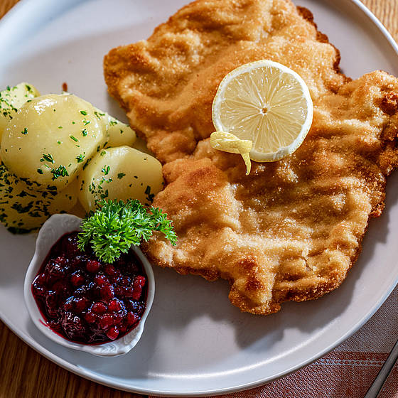Deftiges Schnitzerl im Wirtshaus der Metzgerstub'n im Salzburgerland
