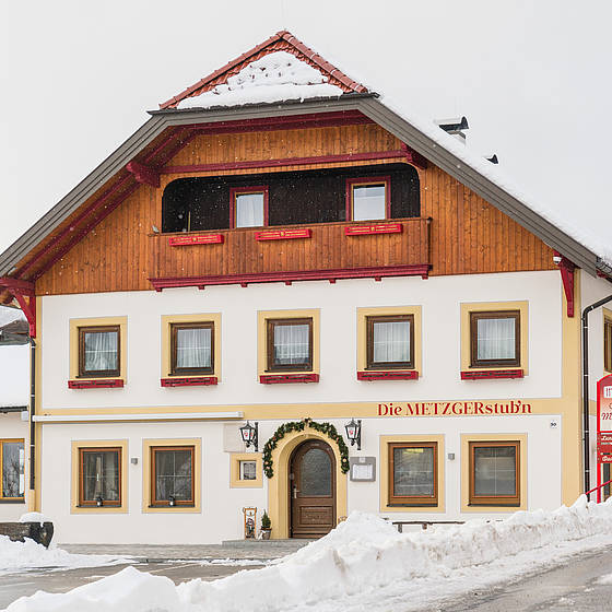 Außenansicht vom Stammhaus der METZGERstub'n im Winter