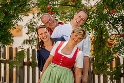 Familie Sampl in der Metzgerstub'n in St. Michael im Lungau