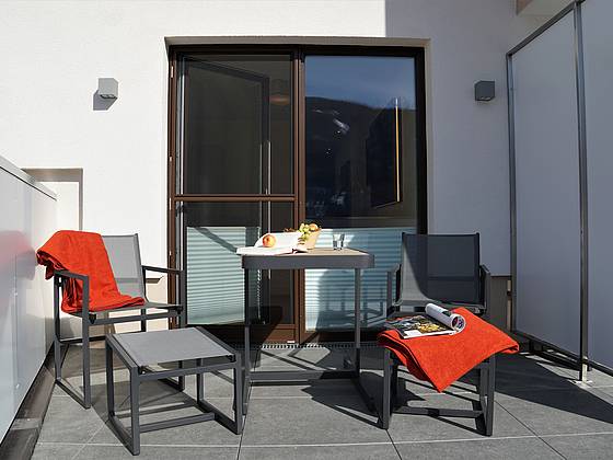 Möbel am Balkon in der Metzgerstub'n im Salzburger Lungau