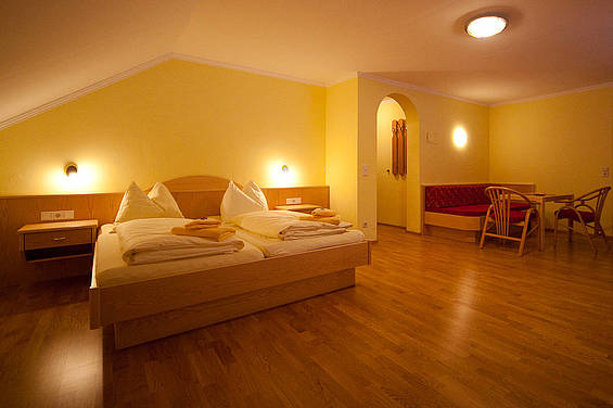 Modernes Familienzimmer im Landhaus Metzgerstub'n in St. Michael im Lungau