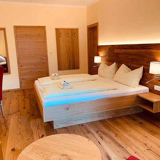 Modernes Dreibettzimmer mit Balkon im Landhaus Metzgerstub'n in St. Michael im Lungau