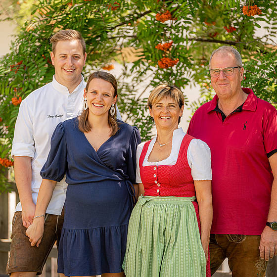 Familie Sampl in der Metzgerstub'n im Salzburgerland